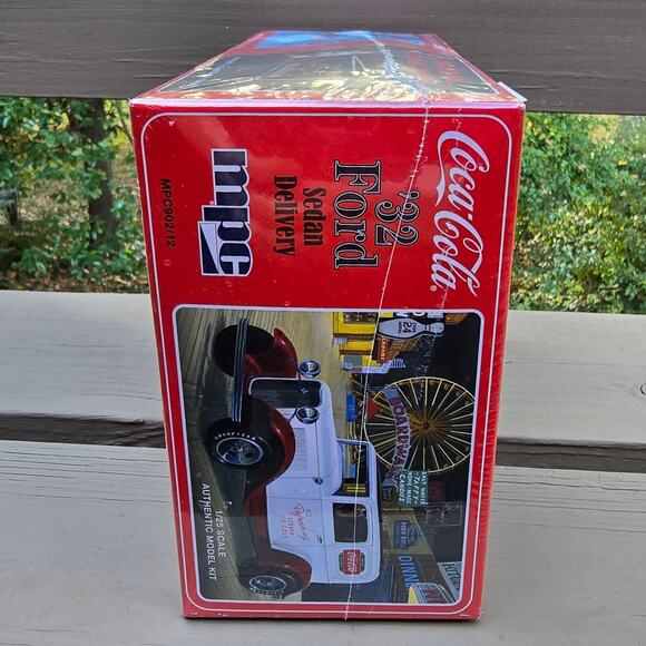 Coca-Cola Delivery Sedan '32 Ford Model Car Kit MPC 902/12 1/25 Scale Plastic - Picture 2 of 6